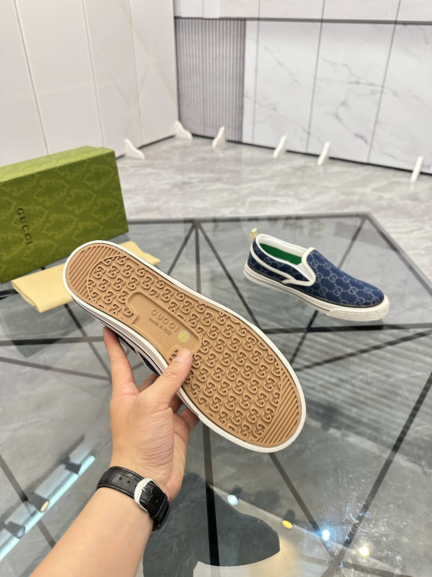 Men's shoes: 💰P360¥ Product trademark: Gucci* "Gucci*" slip-on Regular size: 38-44 (can be customized to 45.46.) Product materials: Original material from the upper counter, breathable lining, original outsole. Number: 661